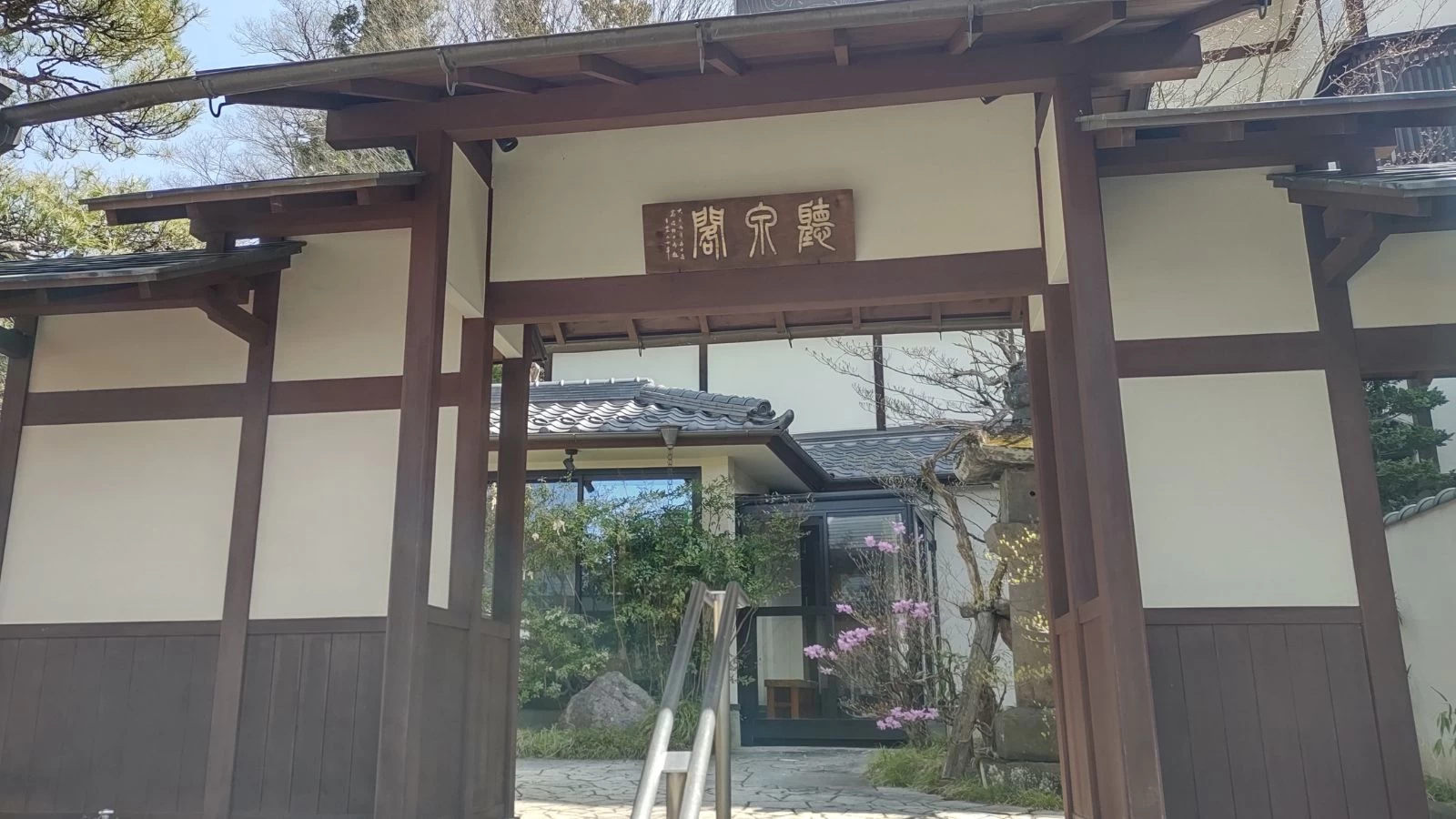 島崎藤村や芥川龍之介の息遣いを感じる「聴泉閣かめや」で自分へのご褒美タイムを【長野県】