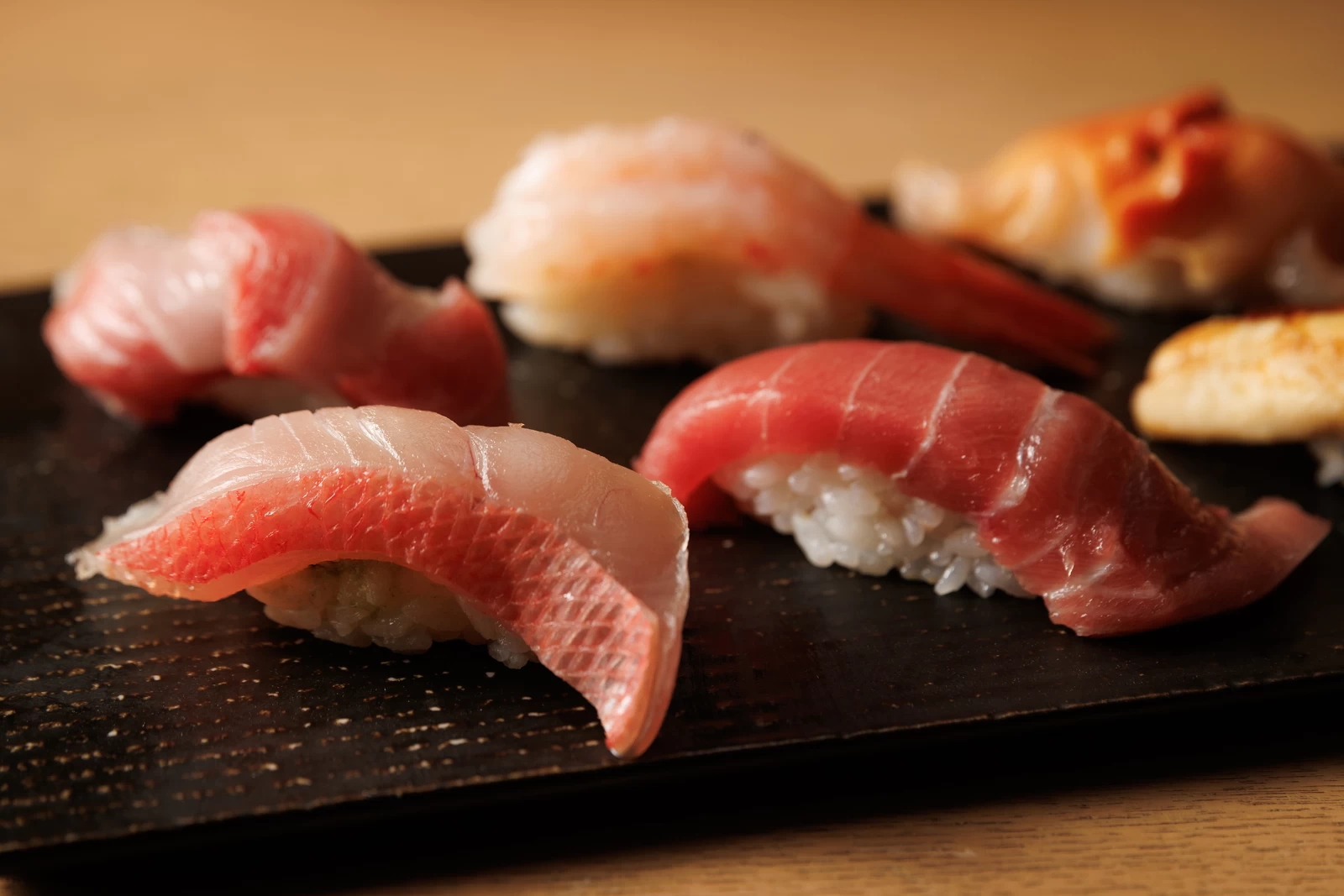 東京ならではの特別感と江戸前の真髄を味わう。本物志向の大人が訪れたい「東京鮨」2選