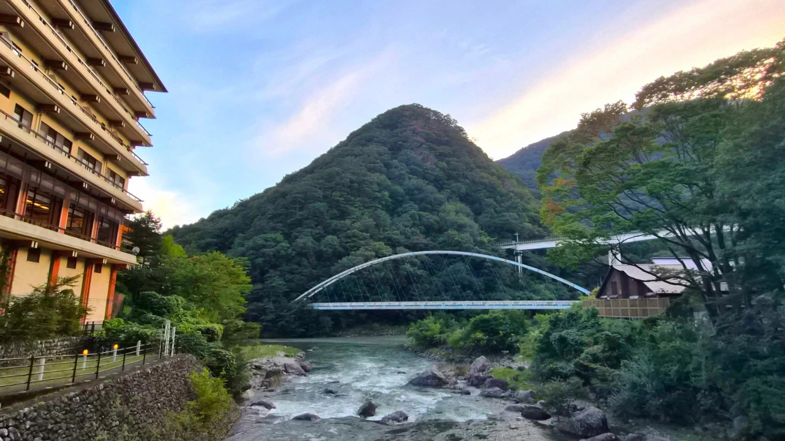 「湯けむりの里 柏屋」で川と山と鉄道を眺めながら、自分を大事にする時間を過ごす