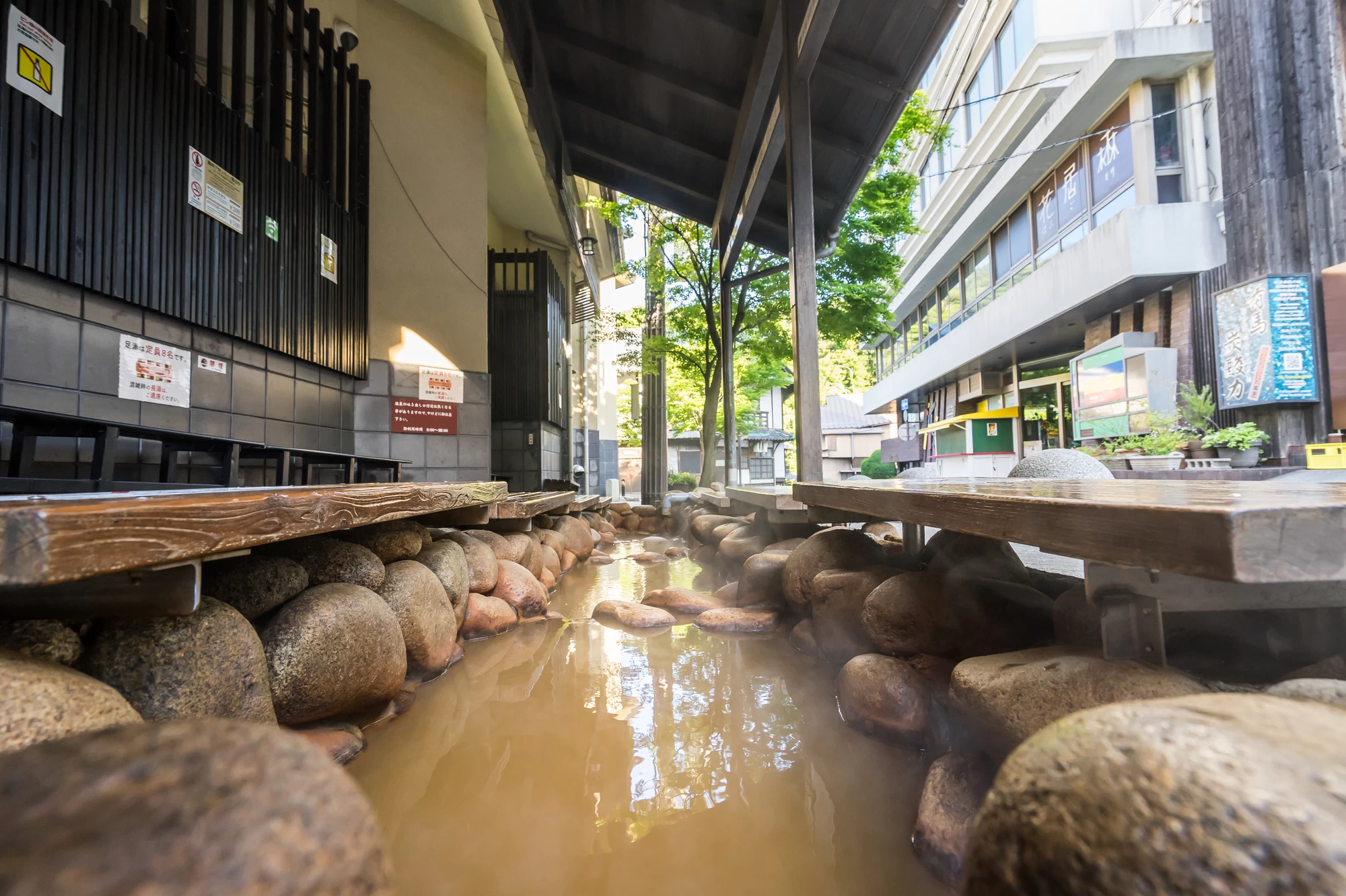代表的な金泉の一つ、金の湯の足湯