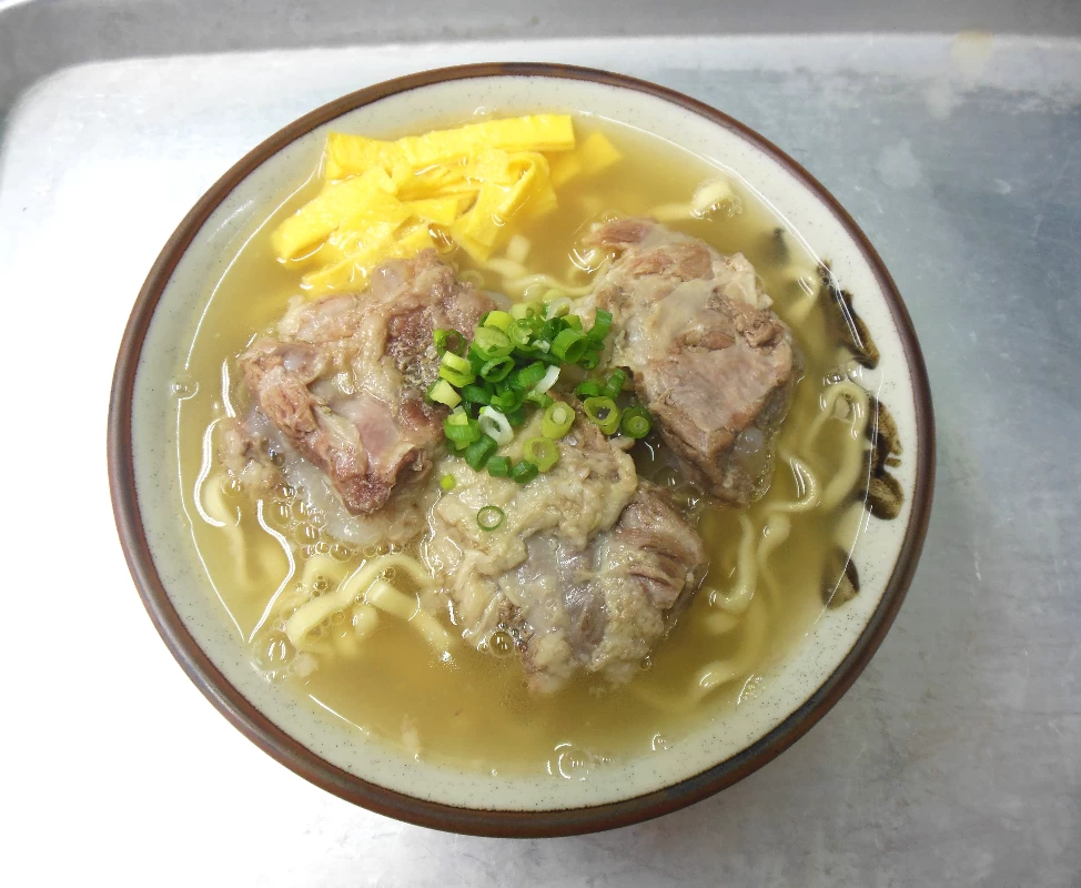 軟骨ソーキが乗っている沖縄そば