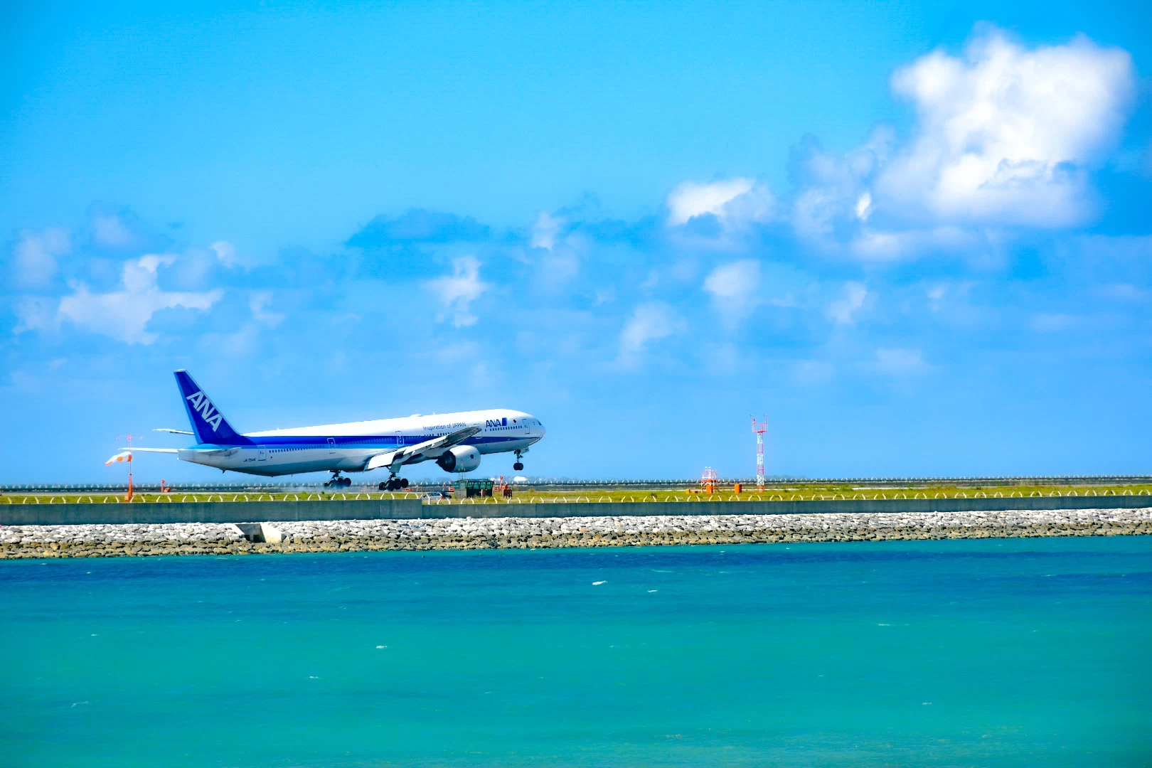 瀬長島から見た綺麗な海と飛行機