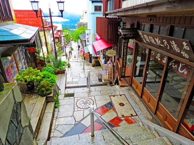 石段温泉街 雨上がりの朝