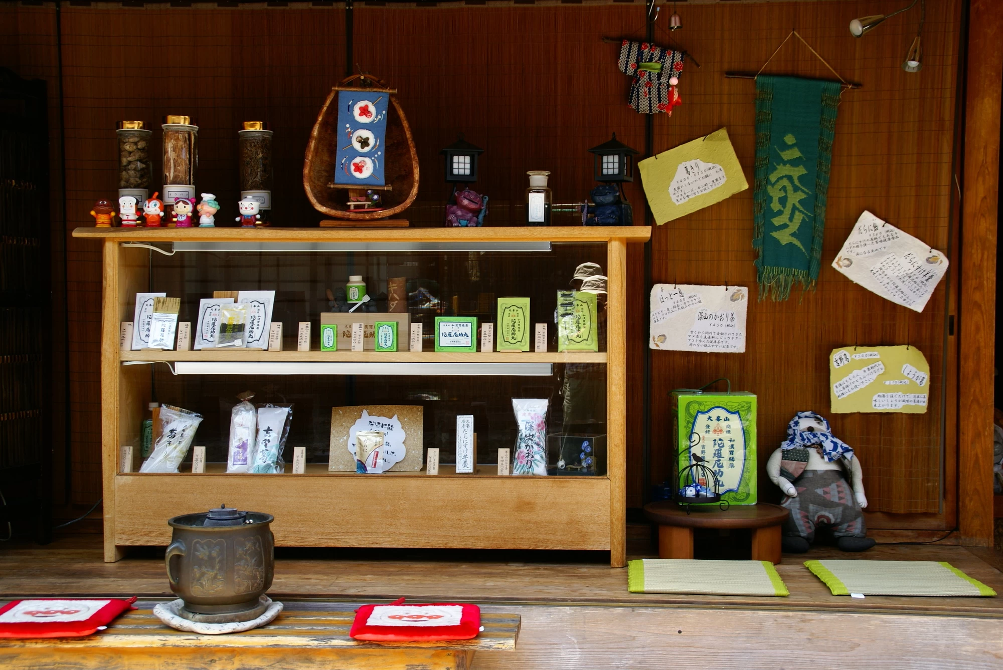 陀羅尼助丸などを売る土産物屋