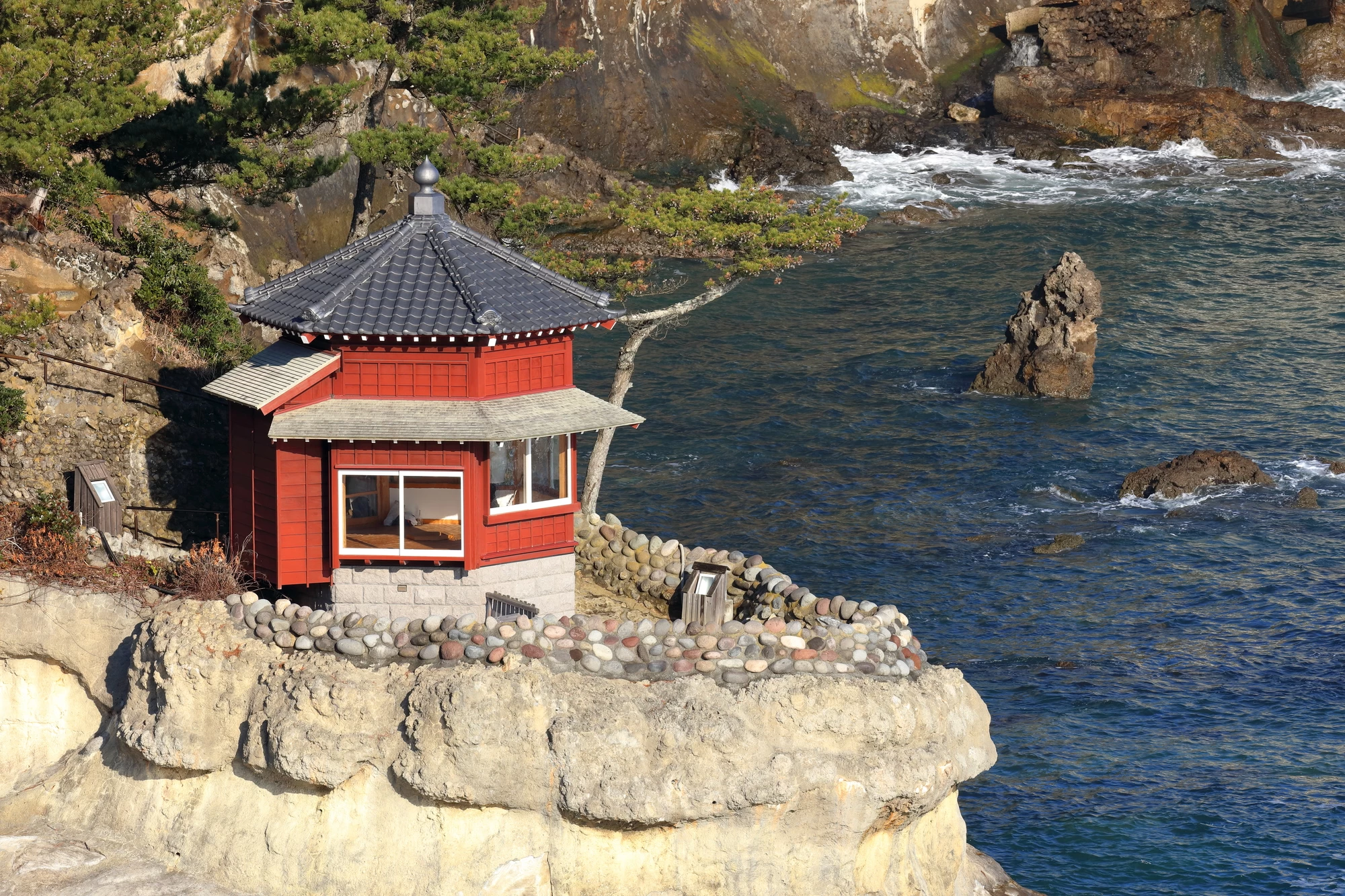 五浦海岸の六角堂