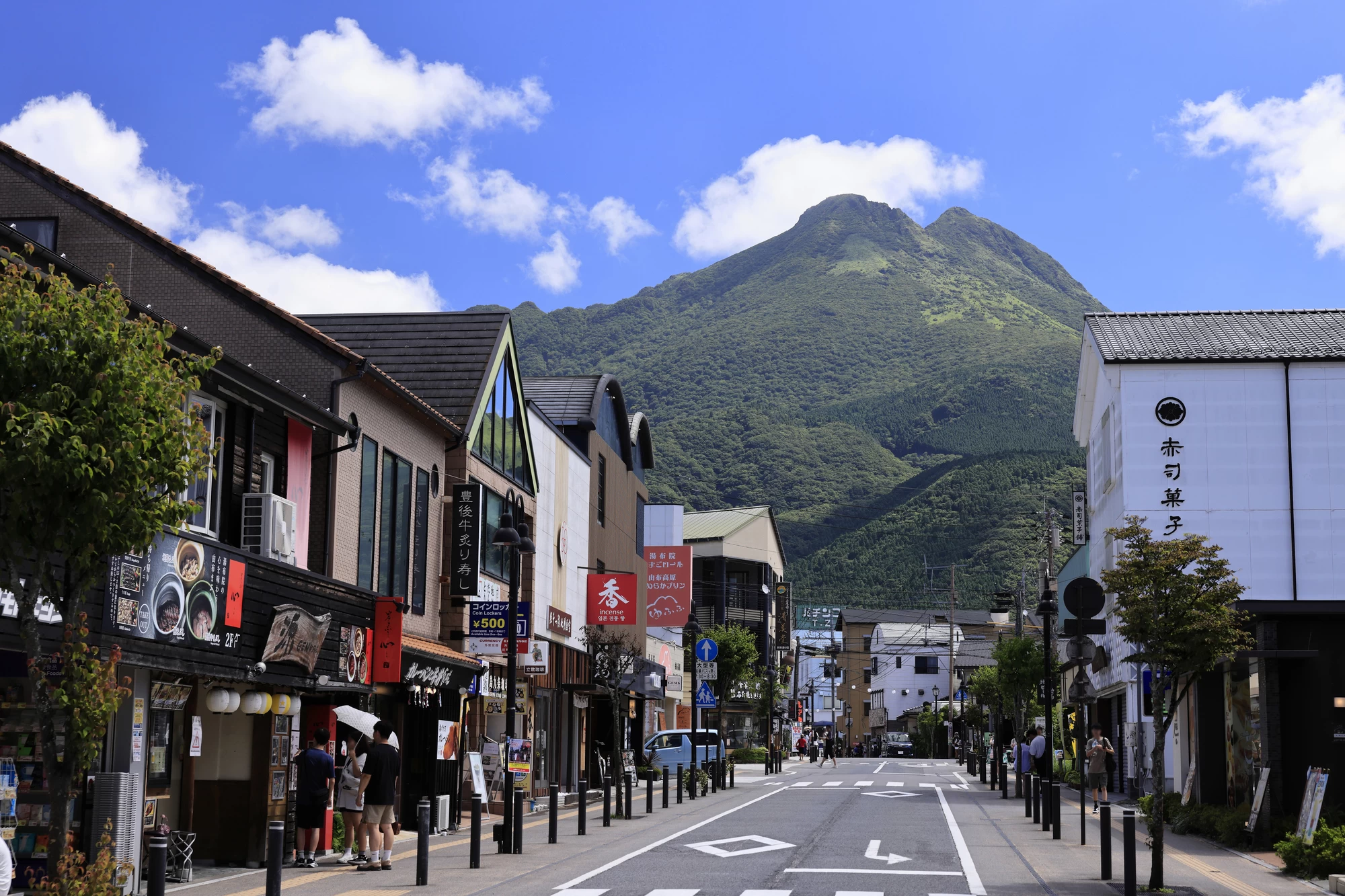 夏の由布院 駅前通り