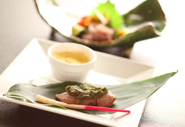 畳敷きの小座敷の食事処「やわらぎ」