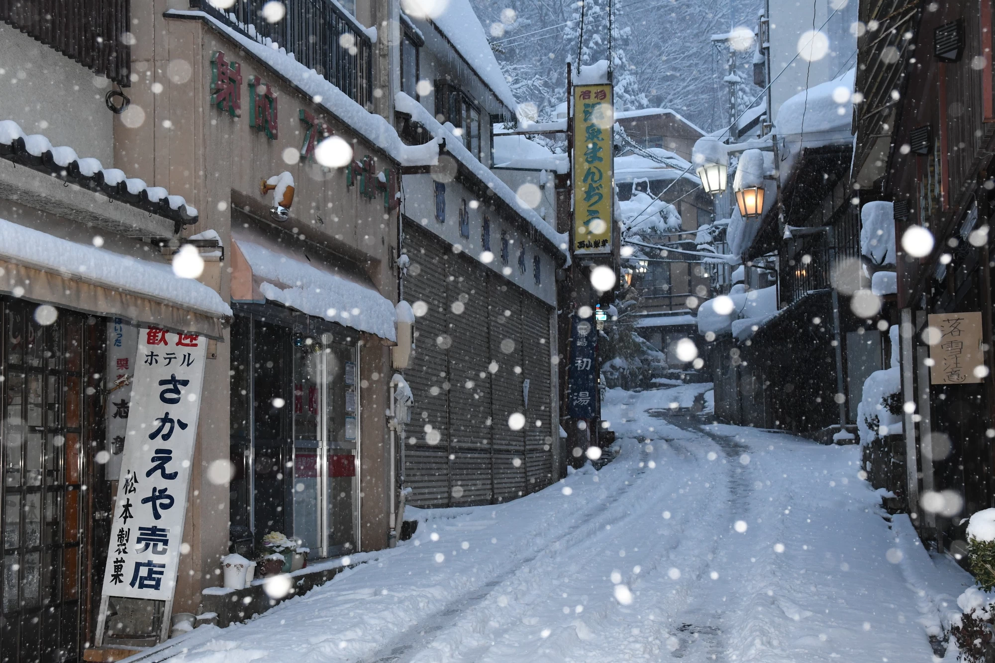 雪が舞う朝の渋温泉
