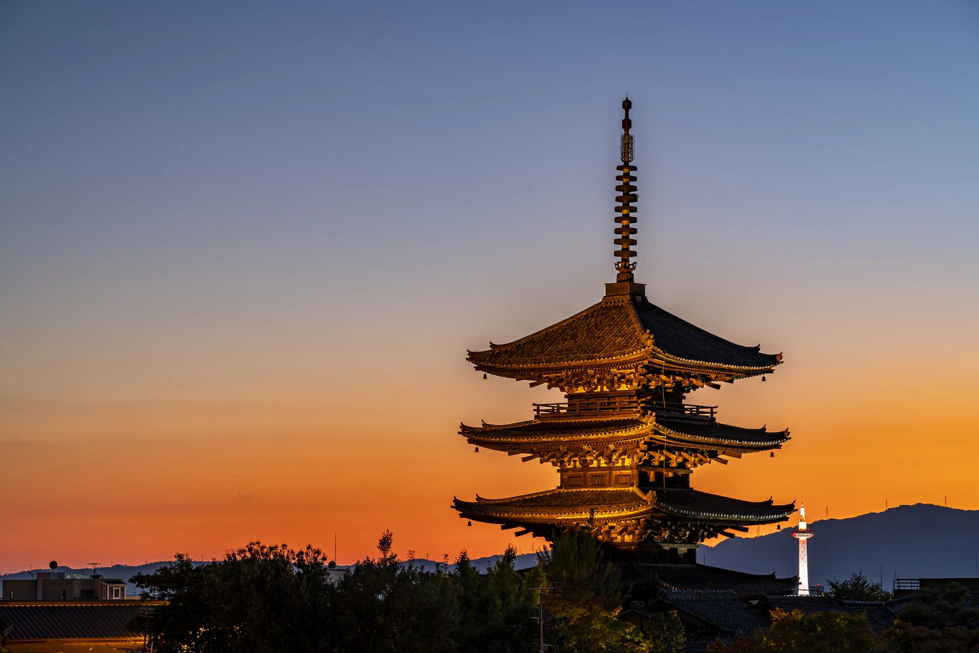 夕暮れにライトアップされた八坂の塔と京都タワー