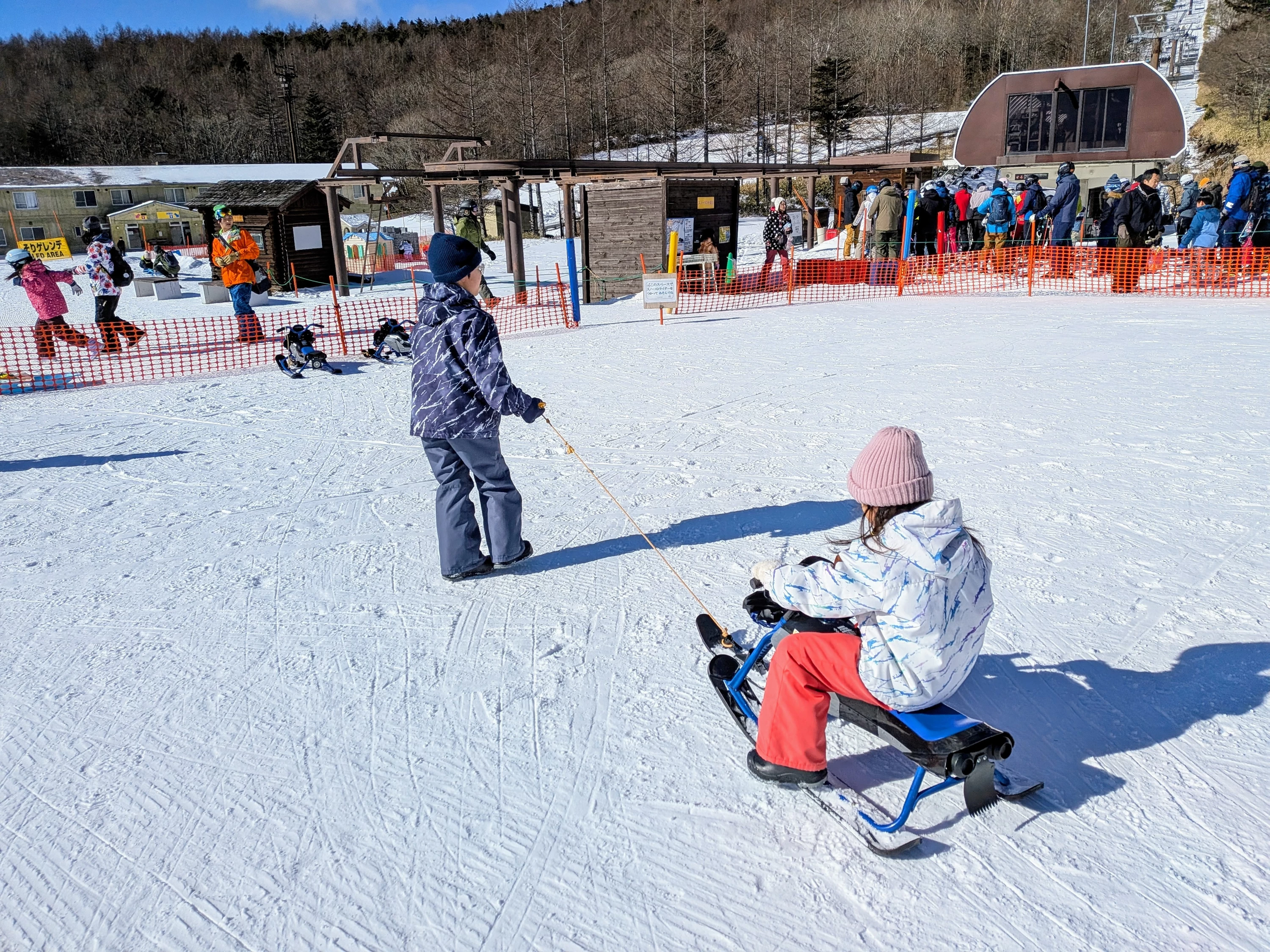 雪上なので、子ども同士でも引っ張れます