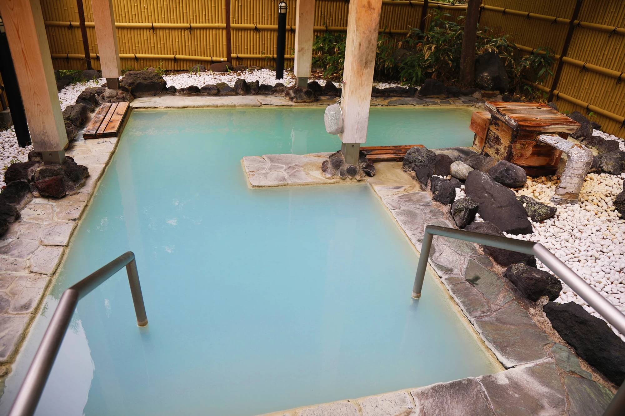 乳白色の露天風呂