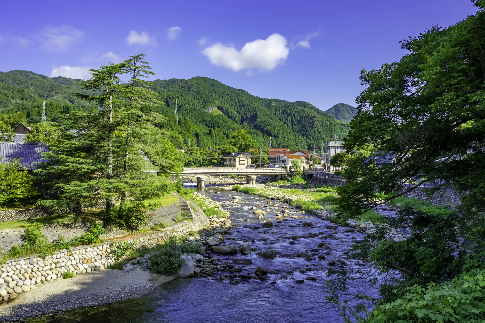 奥津温泉の奥津橋と吉井川