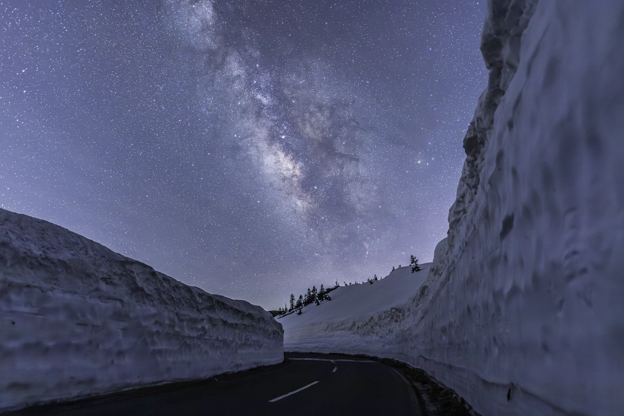 春の渋峠から雪の回廊と草津白根山に昇る天の川