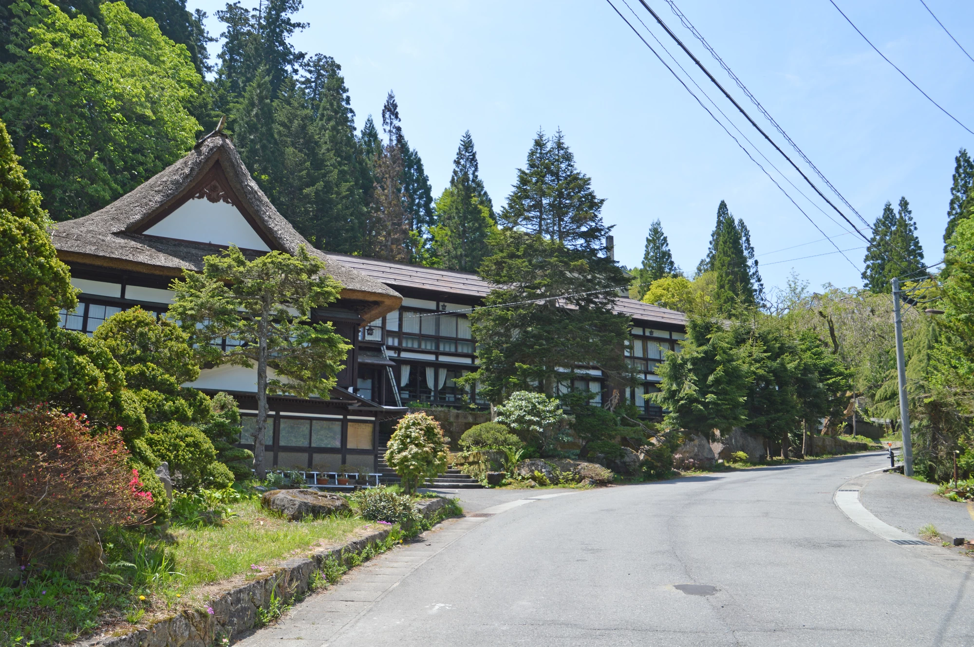茅葺き屋根のある温泉旅館