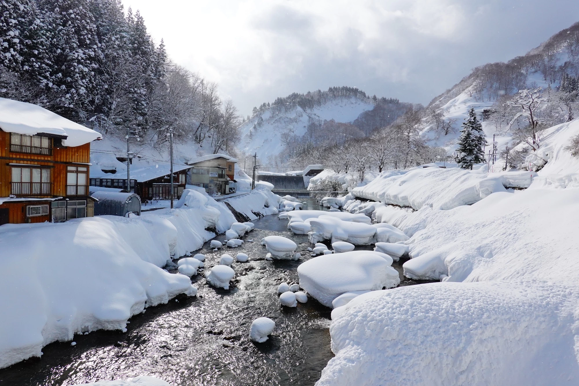 肘折温泉の冬の朝の風景