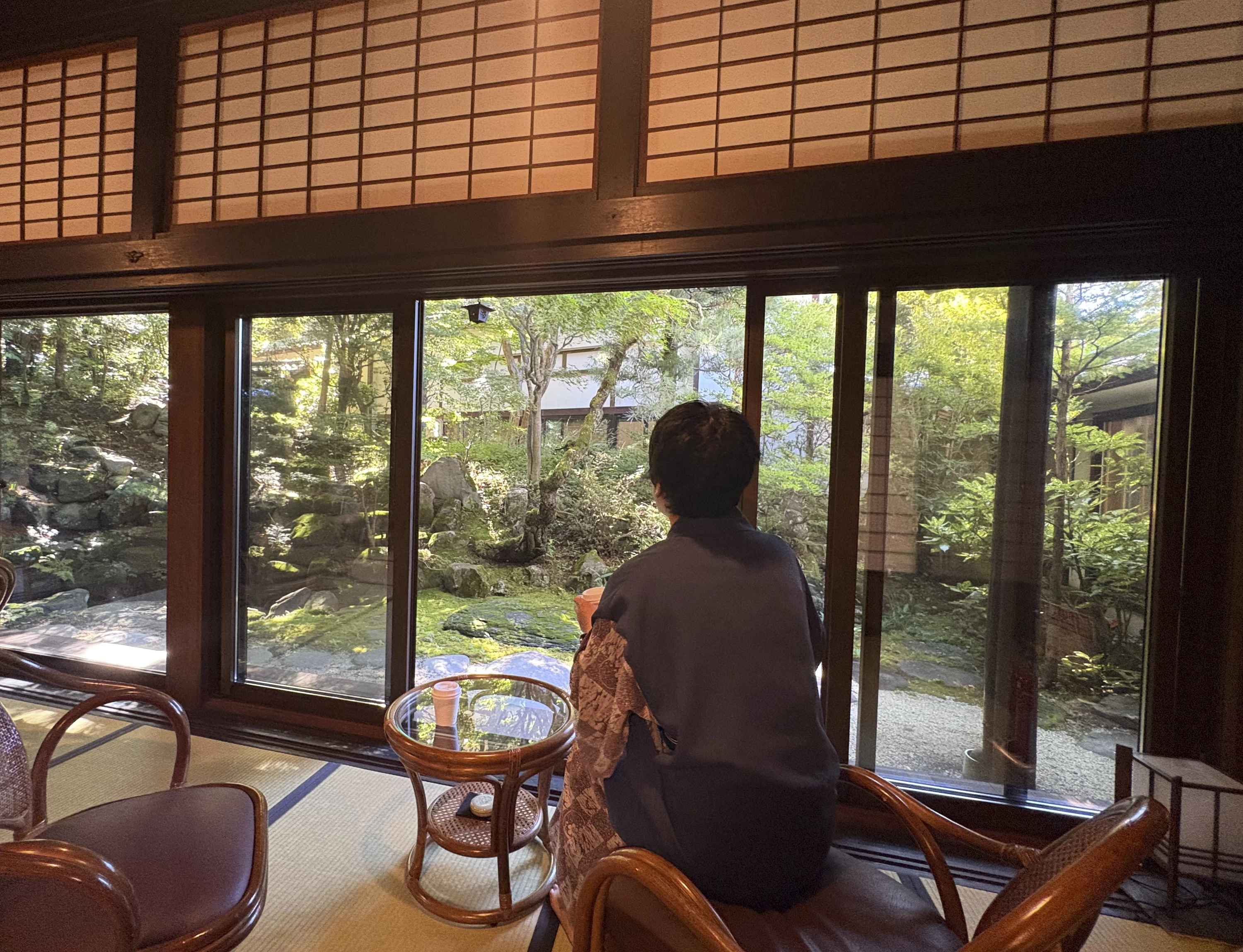庭園をのぞむ特等席で、心ほどけるコーヒータイム