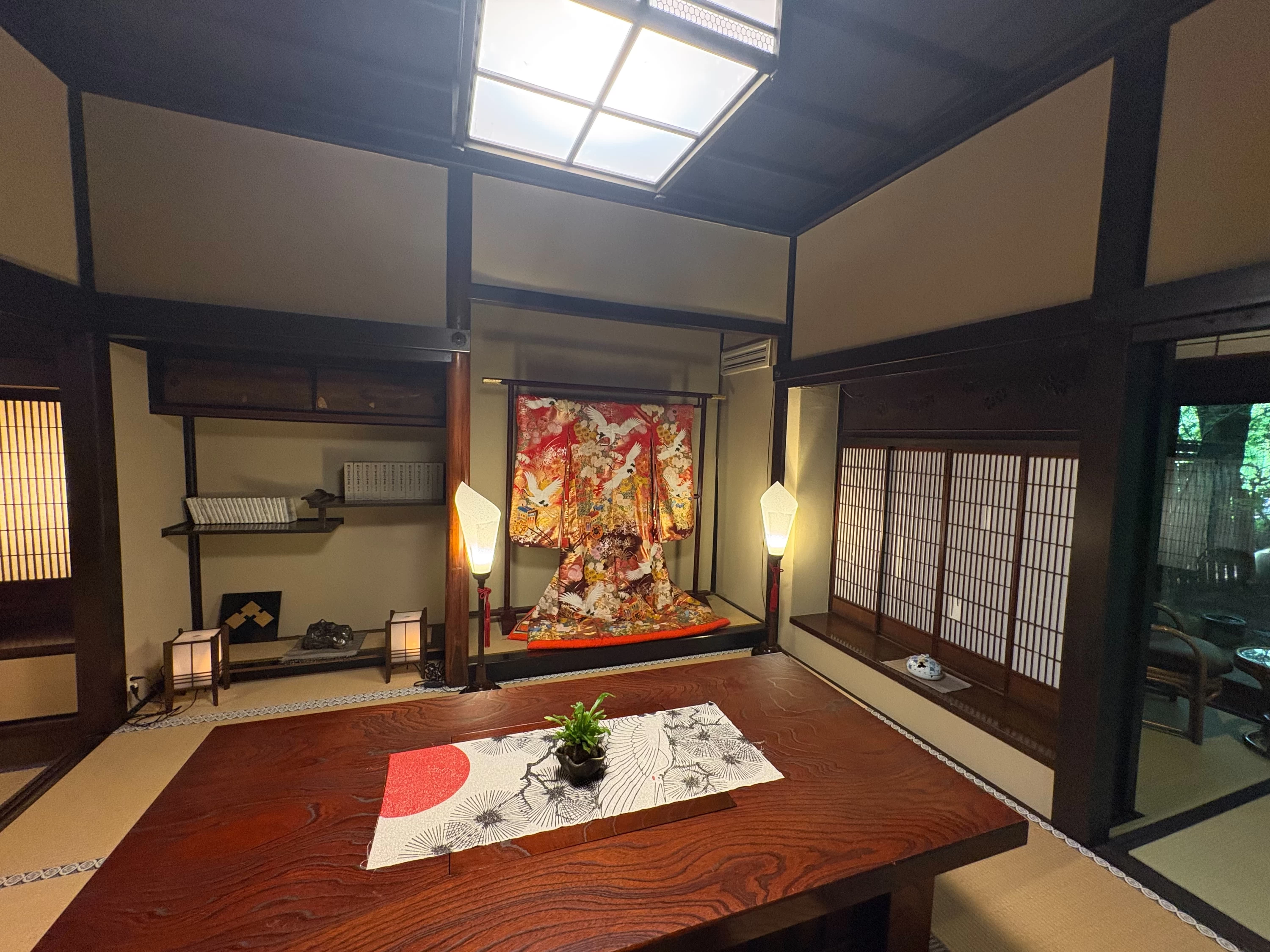格式ある佇まいを見せる上段の間