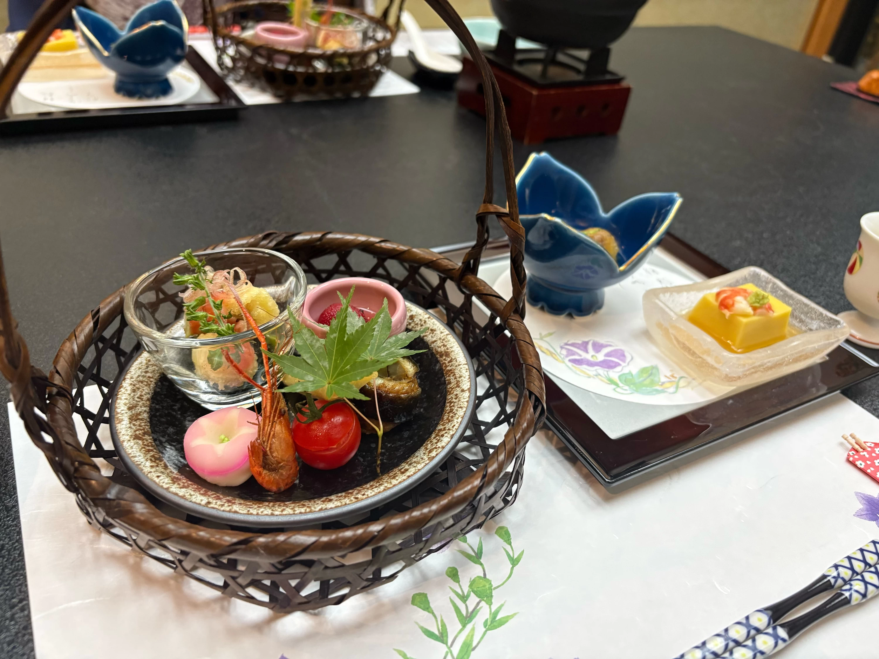 竹籠の器に季節の彩りがぎゅっと詰まった付出し