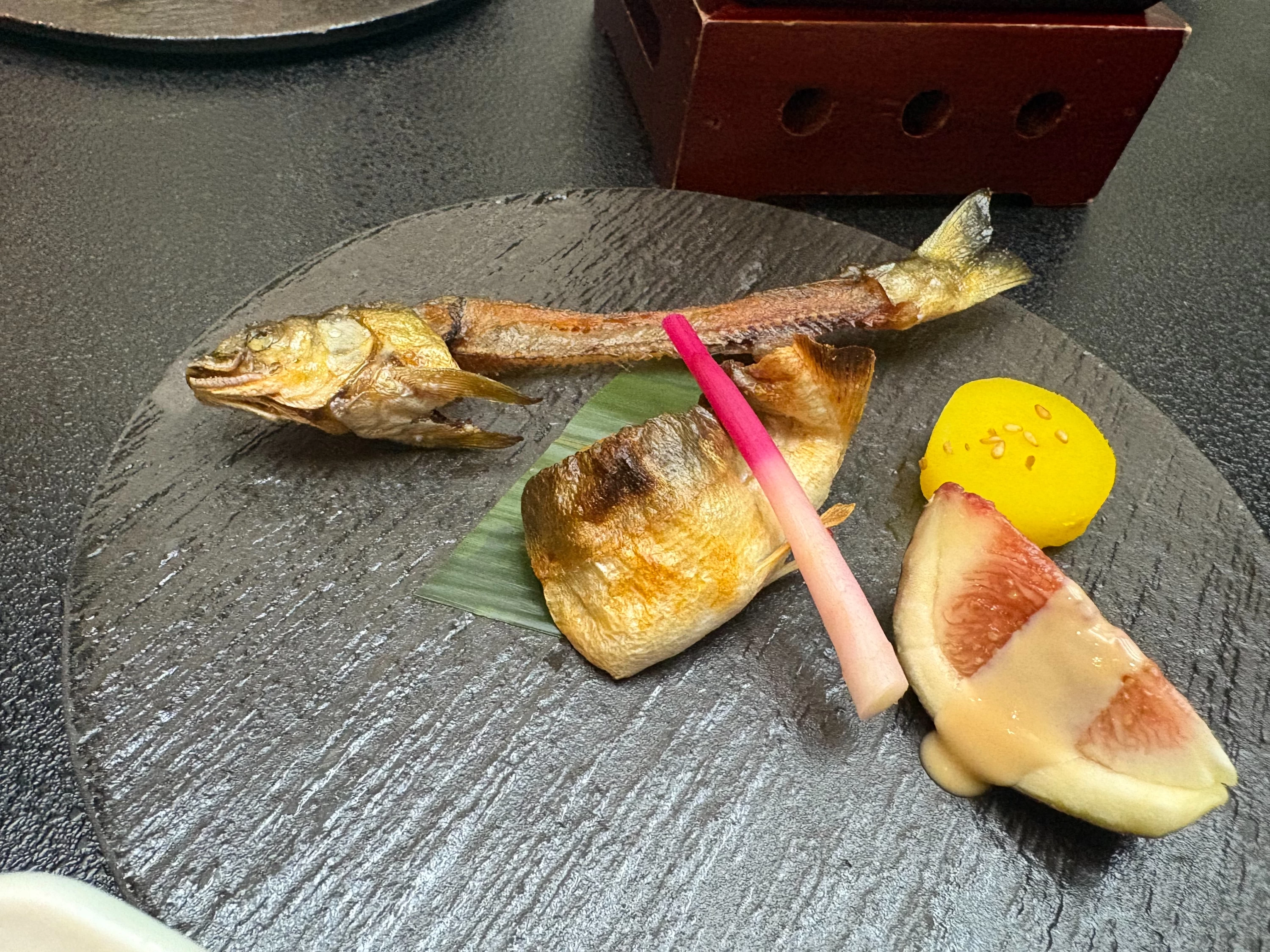 鮎の塩焼き、骨までポリポリ食べられる