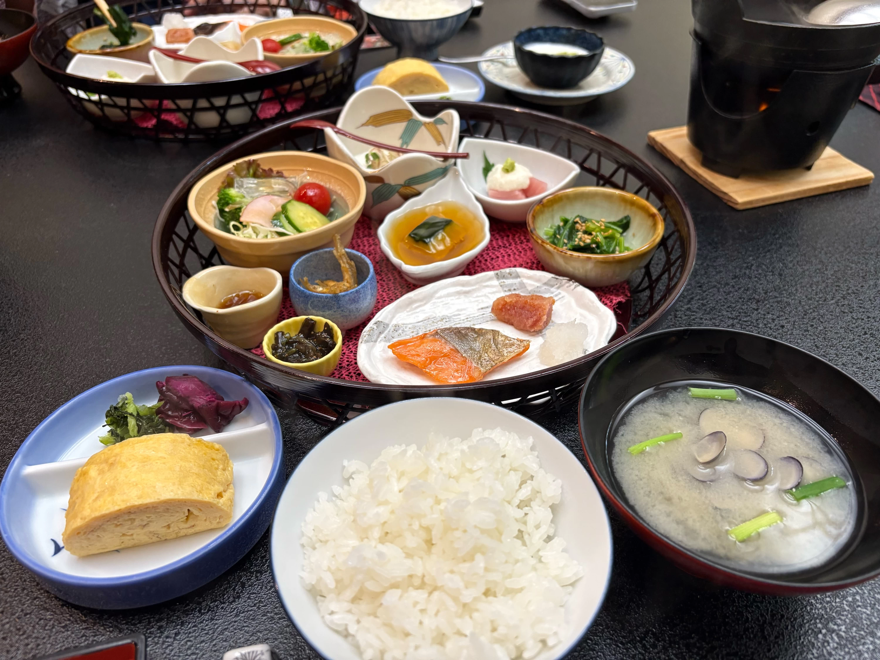 ふっくらと炊き上がったツヤツヤの白ご飯