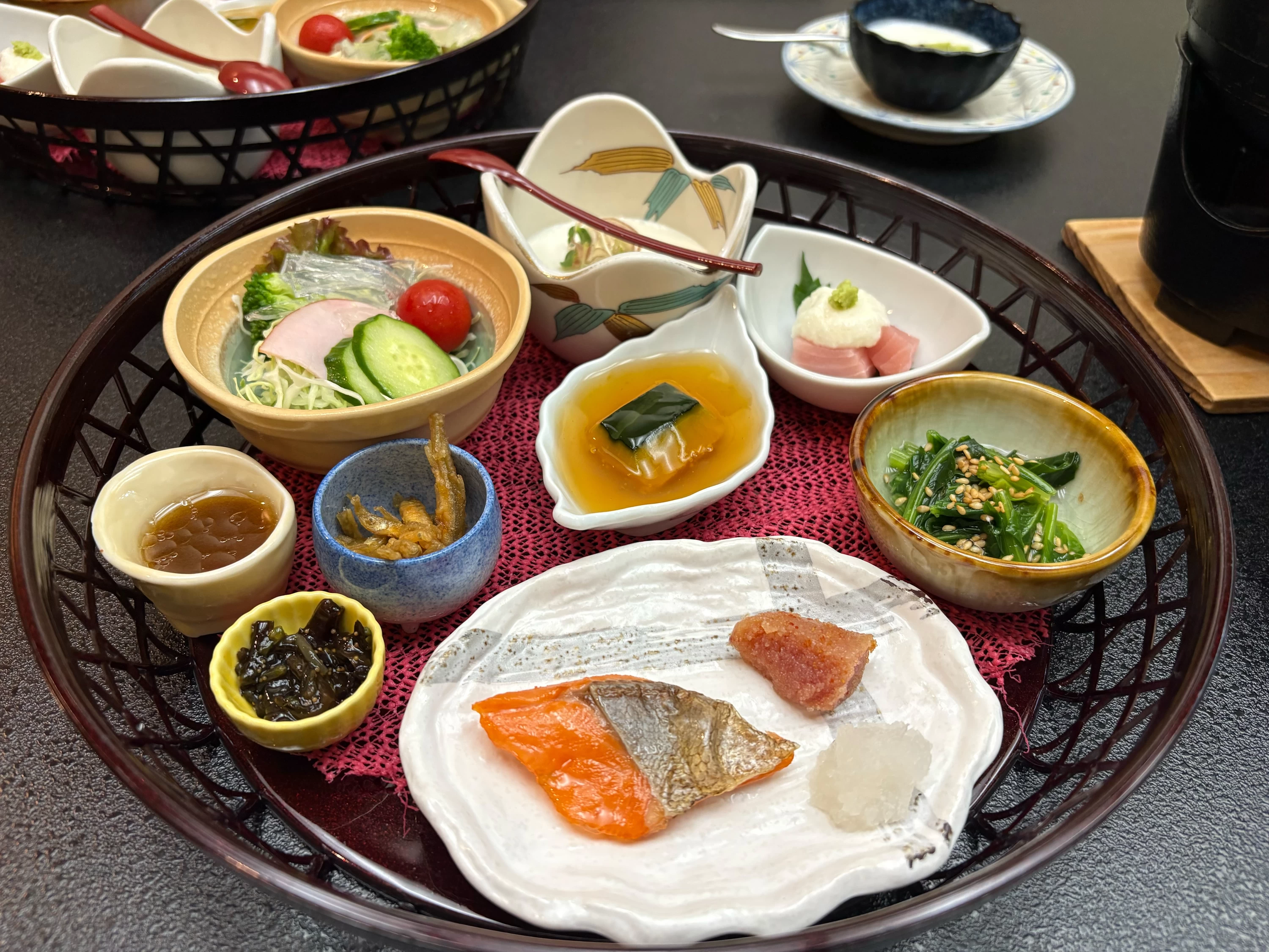 信州の旬の食材が、色とりどりの小鉢に少しずつ