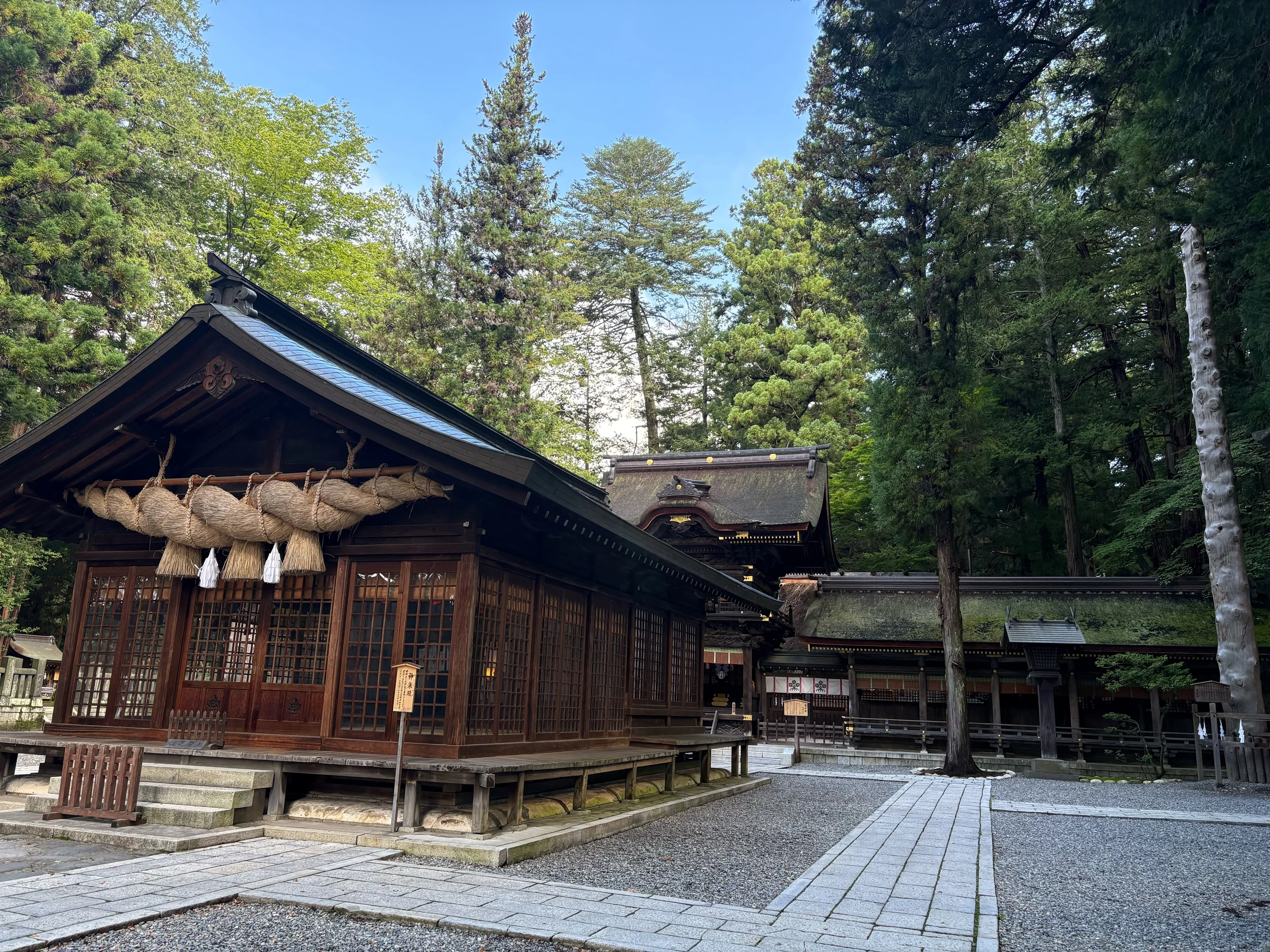 神楽殿と幣拝殿