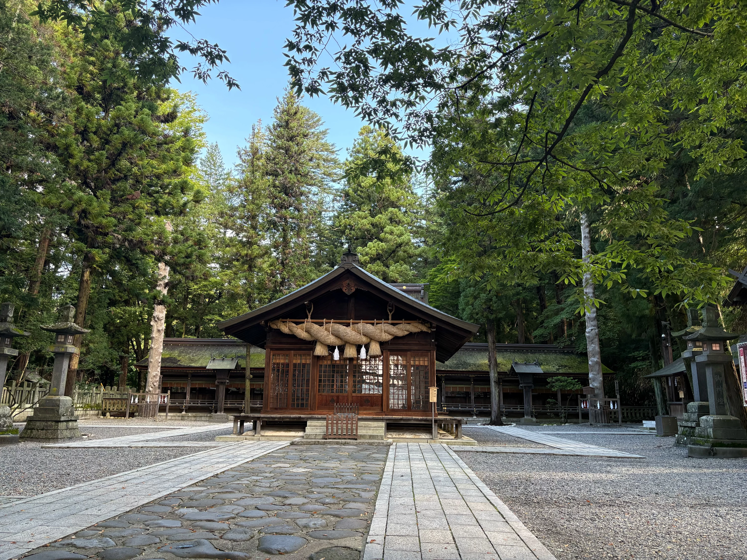 朝の下社秋宮は神聖な雰囲気