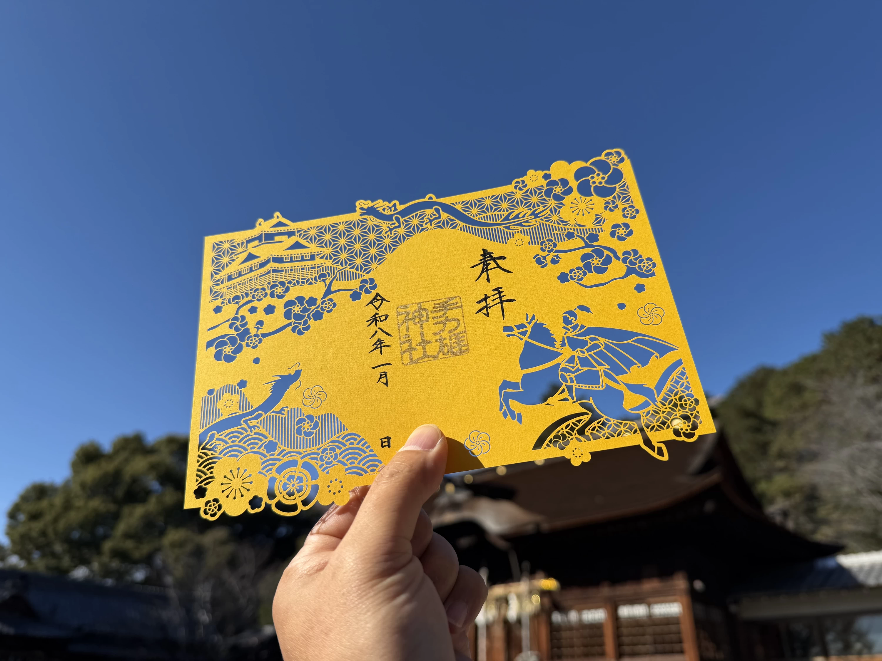 ・1月15日から頒布はじめの切り絵御朱印　絵柄は午年。当社にて戦勝祈願をした信長公がまたがります。岐阜城を狙うが如く勇壮な姿を描いています。  ちなみに来年の大河ドラマ『豊臣兄弟』では戦国時代、武将にスポットが当てられます。