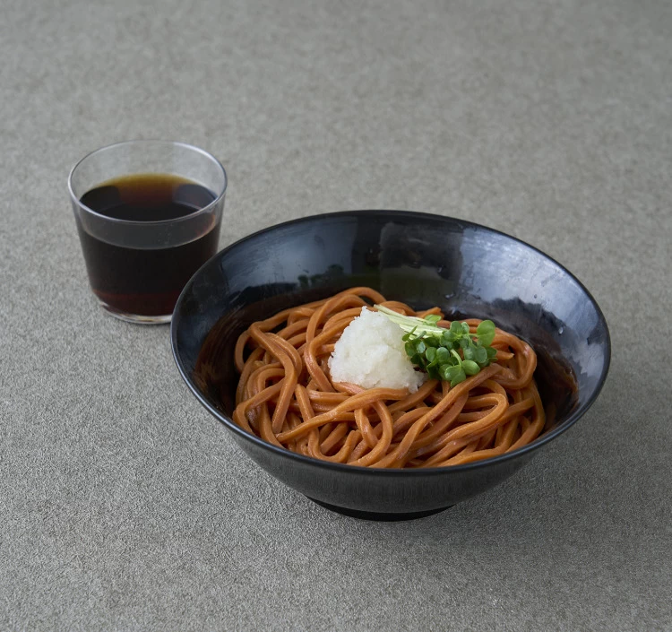 唐辛子をたっぷり練りこんだうどん麺