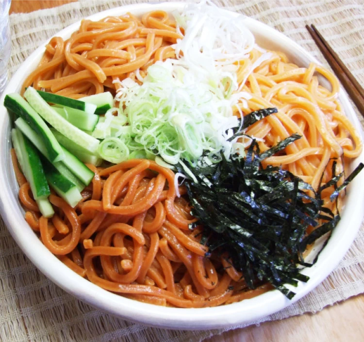 辛さによって異なる麺の色