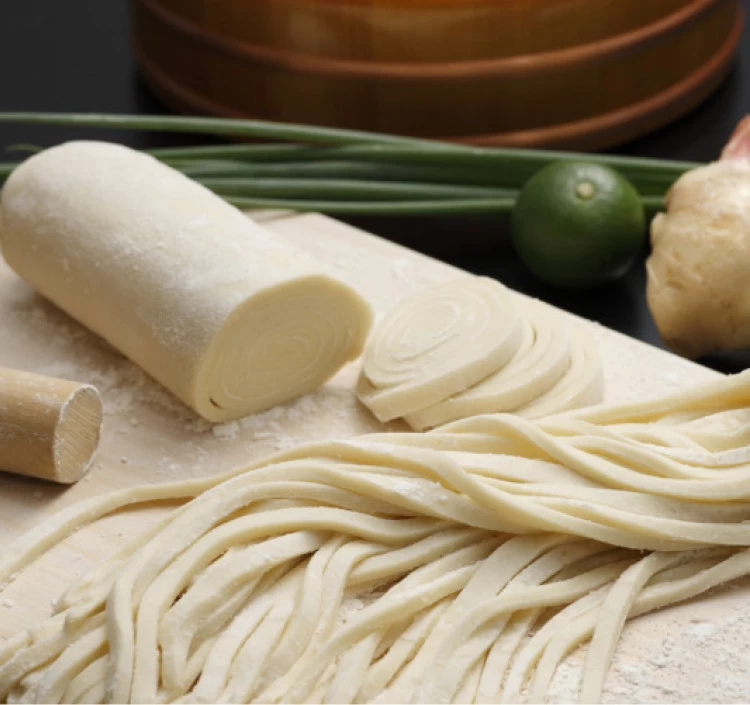 ロール状のうどん生地