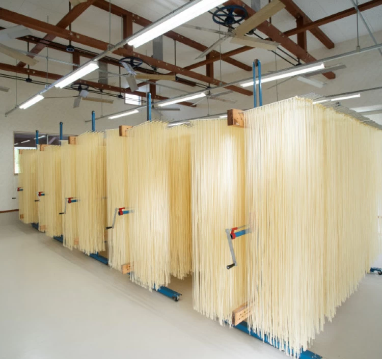 延ばしと熟成をこまめに繰り返しながら徐々に麺を細く延ばしていきます。