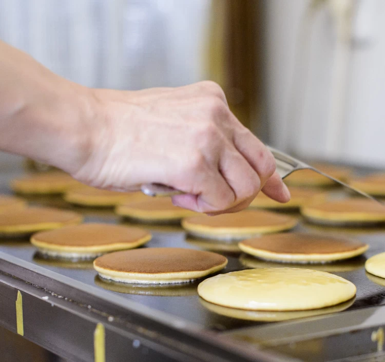 手焼きの生地はふっくらやわらかい。手間暇を惜しまず丁寧に仕上げる