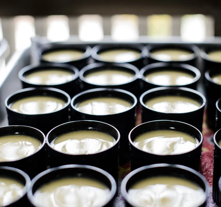 工房中に広がる甘い香り。シンプルな材料にこだわり、素材の良さを活かすプリン