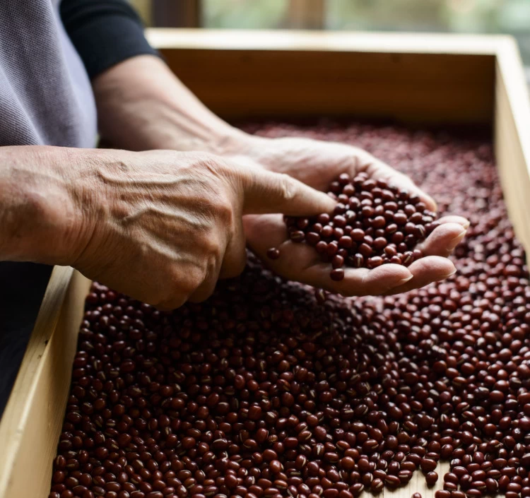 北海道産小豆に、佐賀県産小麦粉、沖縄県産きび砂糖と厳選した素材が活きる