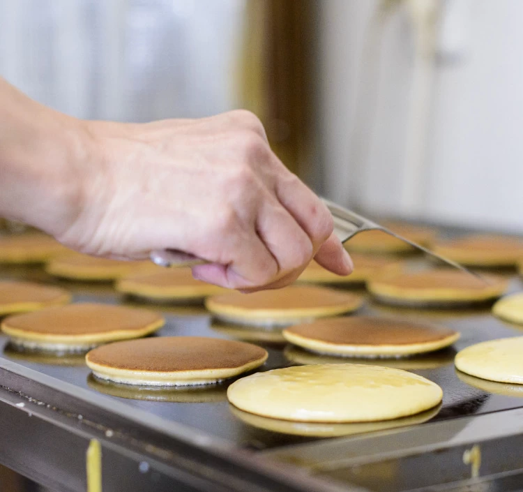手焼きの生地はふっくらやわらかい。手間暇を惜しまず丁寧に仕上げる