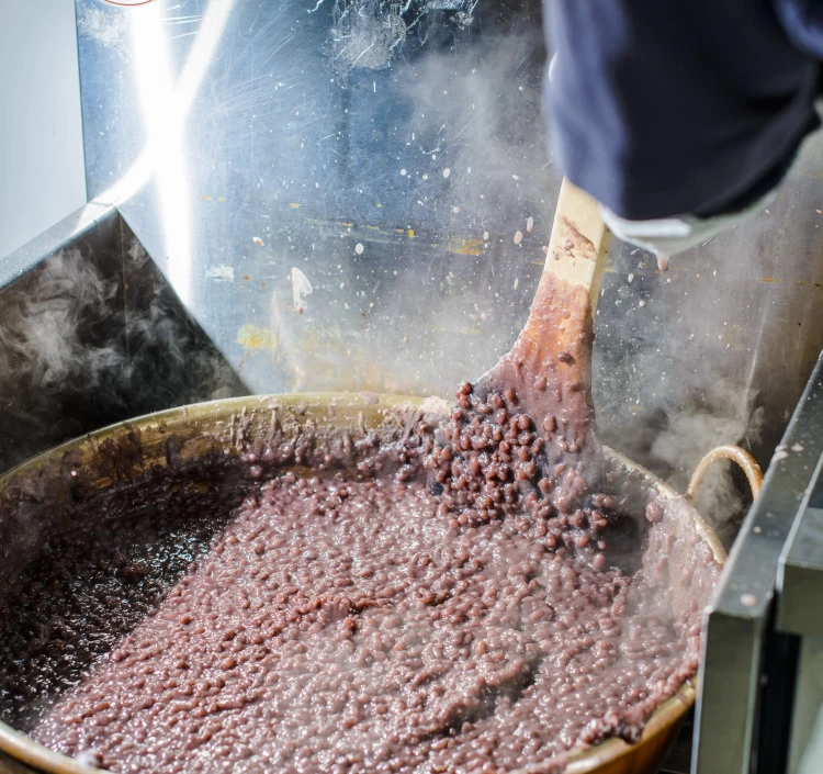 自家製あんこがたっぷりと包まれたどら焼きはコロンと丸いフォルムがかわいい