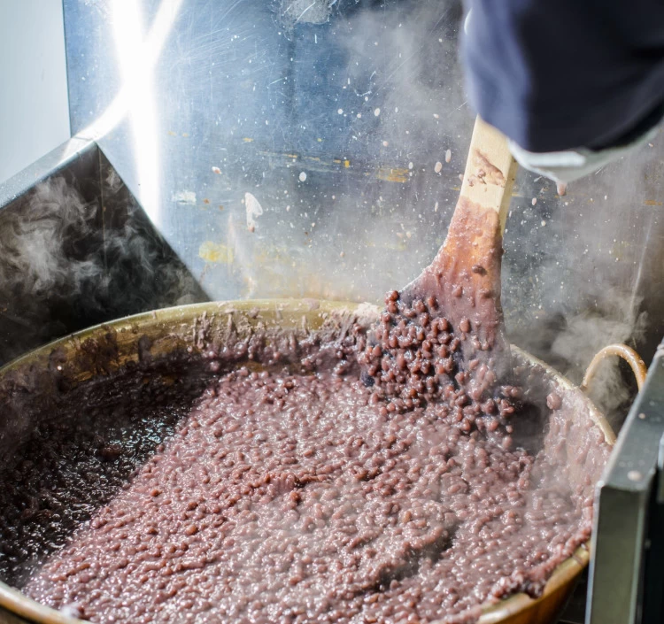 自家製のあんこがたっぷりと包まれたどら焼きはコロンと丸いフォルムがかわいい