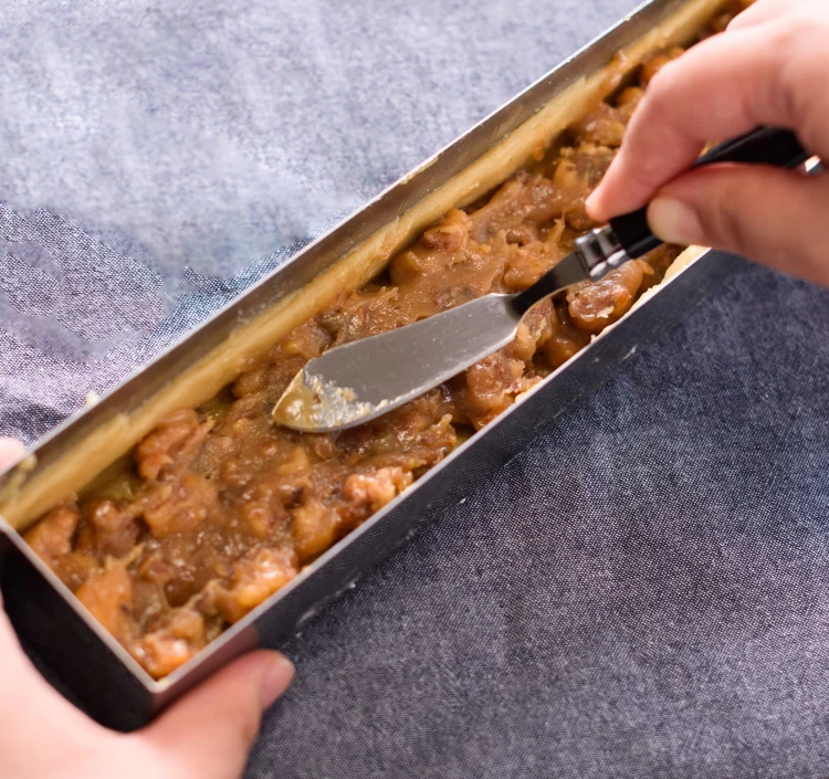 とろけるキャラメル餡と自家製素焼きのクルミをたっぷりと敷き詰める