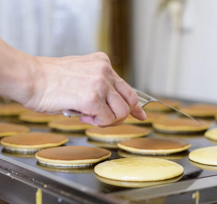 手焼きの生地はふっくらやわらかい。手間暇を惜しまず丁寧に仕上げる