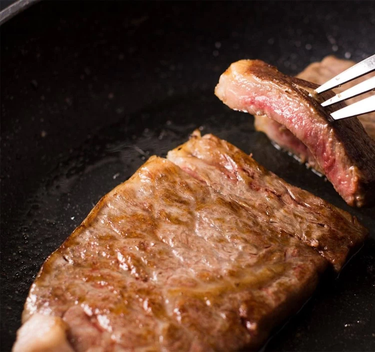 溢れる肉汁が最高のステーキ