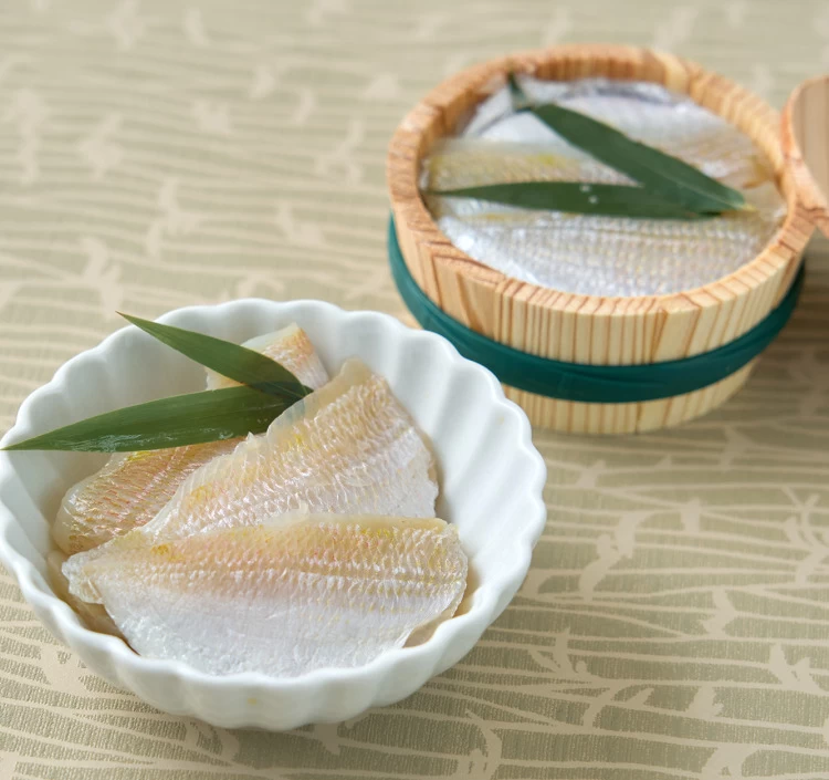 【化粧箱入り半樽（85g）×2個】ふくいサーモンの昆布締め・小鯛の笹漬け