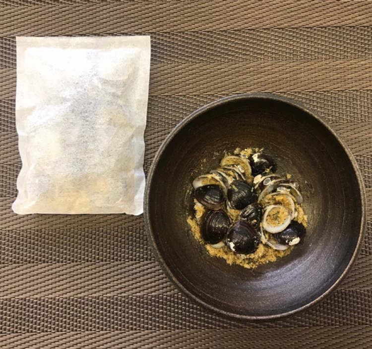 丸ごと乾燥させた宍道湖産しじみと、島根県産のあご（トビウオ）だけを使用しただしパック。