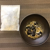 丸ごと乾燥させた「宍道湖産しじみ」と、島根県産の「あご（トビウオ）」だけを使用した「だしパック」。