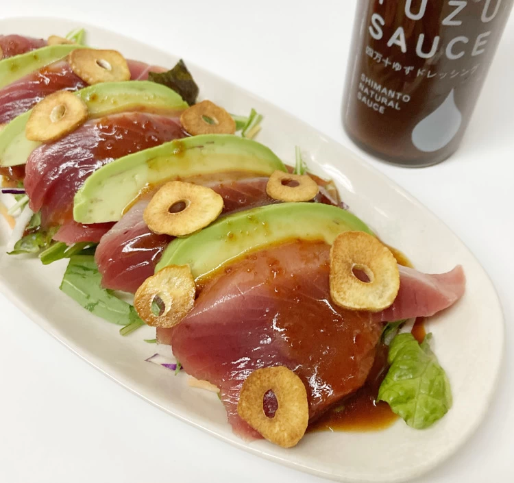 カツオとアボカドのサラダ