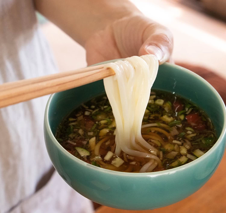 半田そうめんには無塗装の五稜箸がぴったり