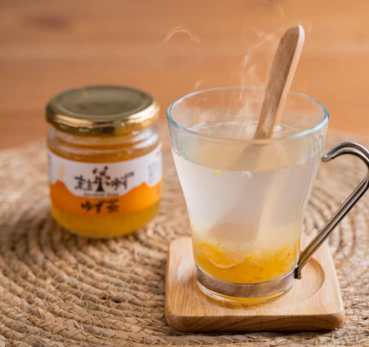 ゆず茶(ゆずの皮をたっぷり入れているので、水/お湯/炭酸割りで飲むほか、調味料としてもおすすめ)