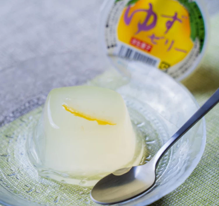 ゆずゼリー(ぷるぷる食感と、みずみずしくのどごしさわやかな味わいが特徴)