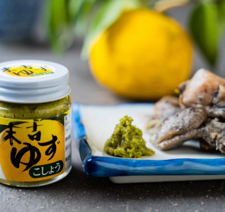 青ゆずこしょう(霧島盆地で育った新鮮な青ゆずと青とうがらしが原料)