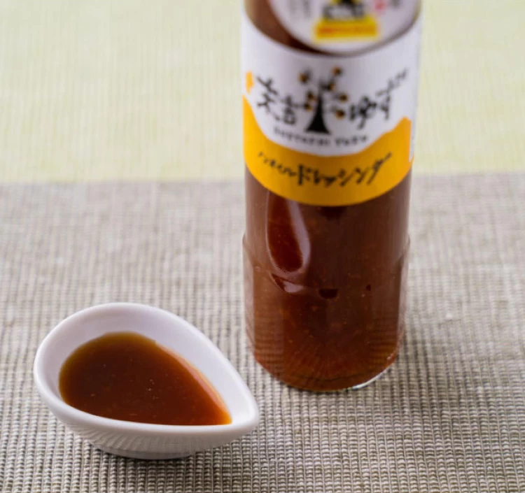 ゆずノンオイルドレッシング （ゆずの果汁と果皮を使い、ほどよい酸味と甘味で風味豊かなドレッシング）
